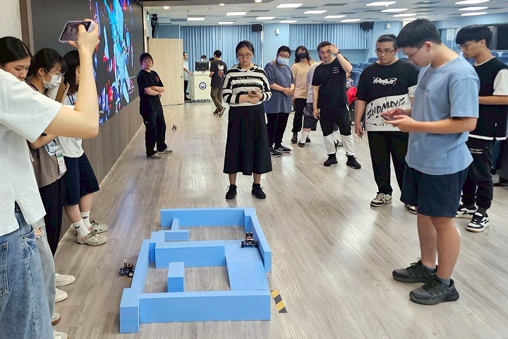雙料金牌得主陳佳琳(圖中著黑白條紋上衣)分享備賽點滴,團隊臨場排除突發狀況,展現穩健應變與合作默契。