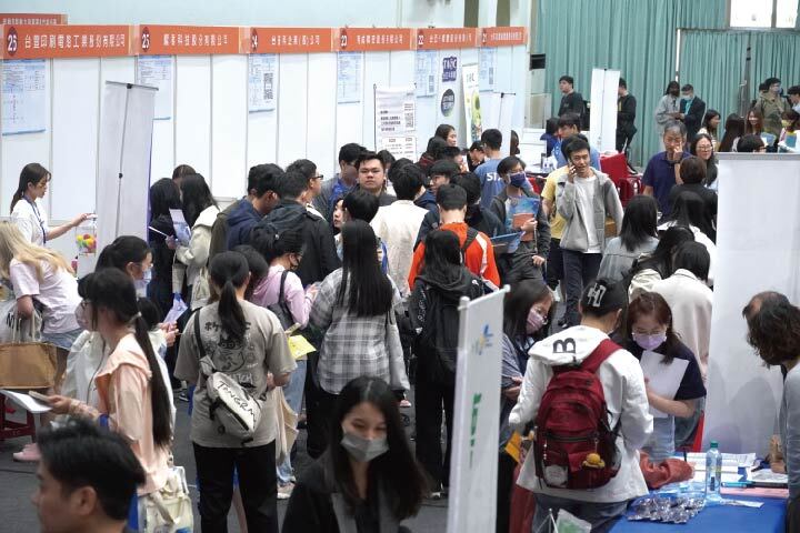中華大學已連續12年舉辦「校園徵才博覽會」，每年現場人潮滿滿。