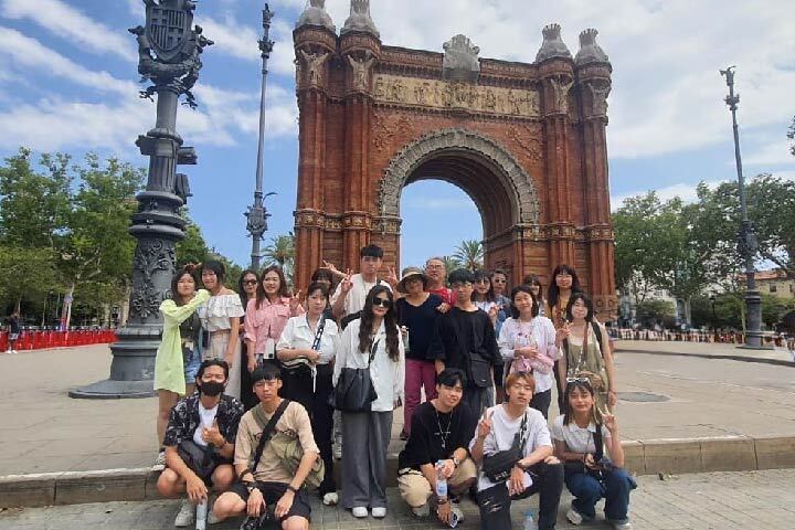 中華大學為學生規劃四年的國際移動力，以提升學生的就業競爭力。（上圖為建築系學生至西班牙巴塞隆納）