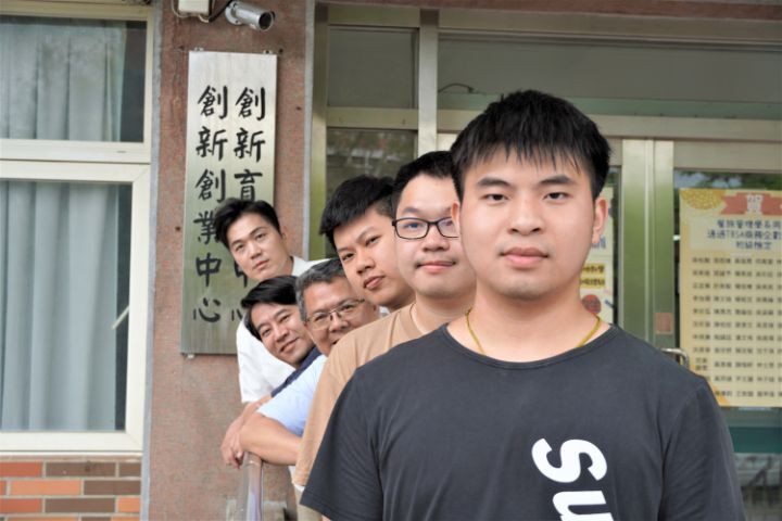  圖/工管系碩一生蔡明諺（前）是中華大學三創教育相當成功的案例。