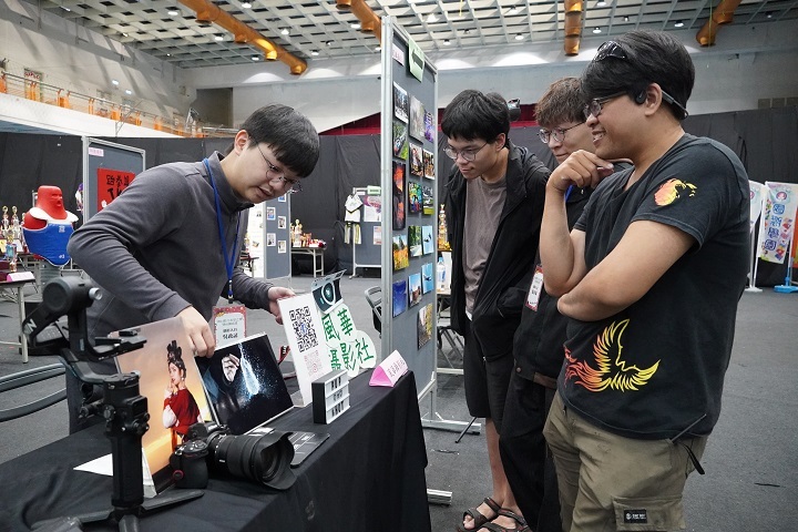 圖／靜態社團展充分展現出中華大學校內20個社團不同的特色與學習成果。