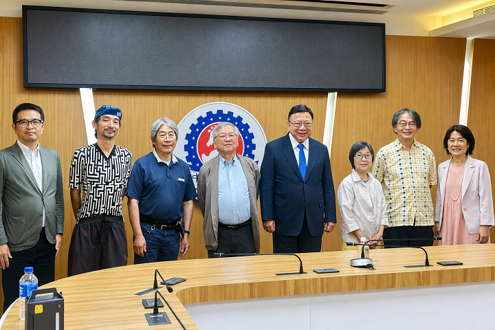 日本自行車利用環境向上會議（JCC）會長三國成子（右3）率團拜訪中華大學校長劉維琪（右4），雙方就台日自行車觀光與地方創生進行交流。（由左至右為大阪公立大學吉田長裕教授、德島大學矢部拓也教授、金澤大學三國千秋教授、德島大學山中英生教授、中華大學劉維琪校長、JCC會長三國成子、大脇鐵也主任及中華大學觀光學院張馨文院長。）