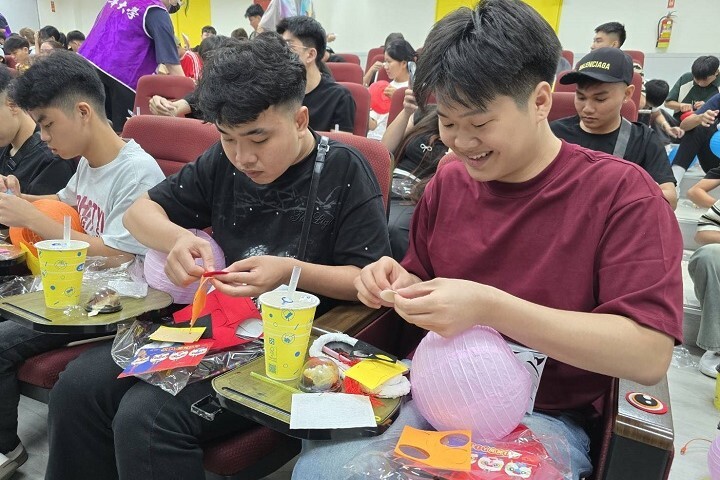 學生親手製作燈籠，體驗「團圓與分享」的文化意涵，燈光點亮心願，也照亮異鄉求學的旅程。