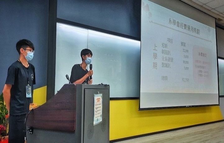圖/ 張誠恩(右)擔任景觀系學會副會長期間,大力推動系學會經費透明化。