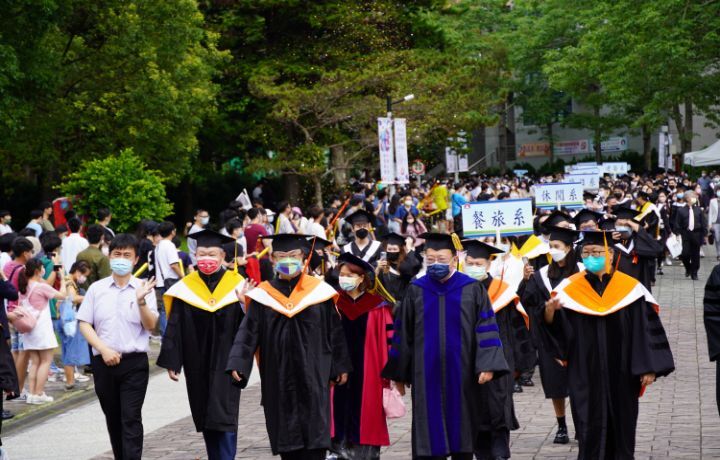 圖/中華大學畢業生在學校師長帶領下，進行校園巡禮。