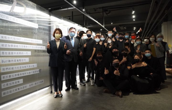 圖/中華大學董事長李姸慧（左1）、校長劉維琪（左2）與工設系畢業展全體師生合影留念。