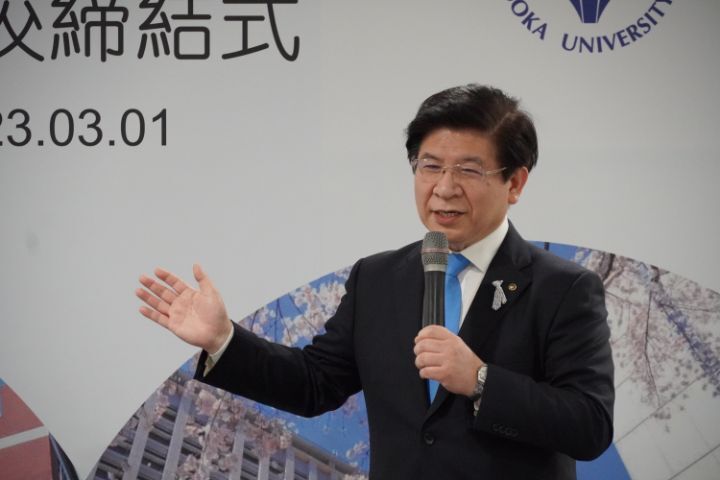 圖/日本創價大學校長鈴木將史感謝劉維琪5年前到日本創價大學參訪,並頒給該校創辦人池田大作先生榮譽教授的肯定。