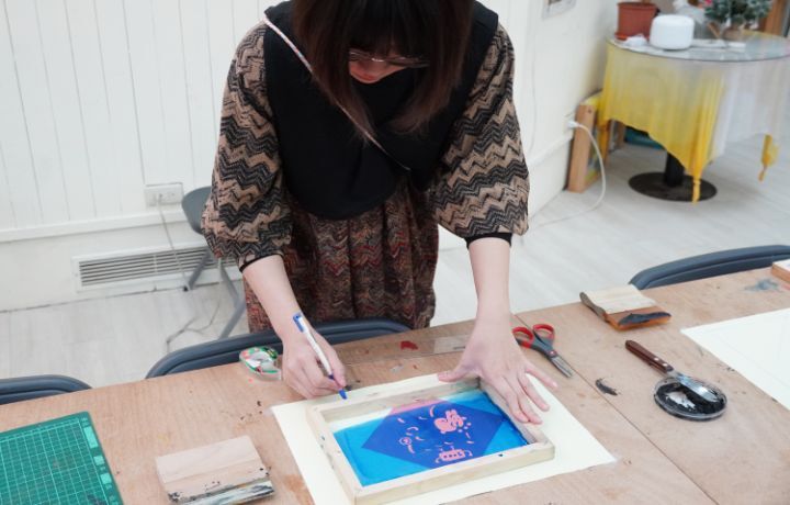 圖/應日系大五生賴彥霖指出,絹印技巧是在DOIT Studio工作坊學習而來。