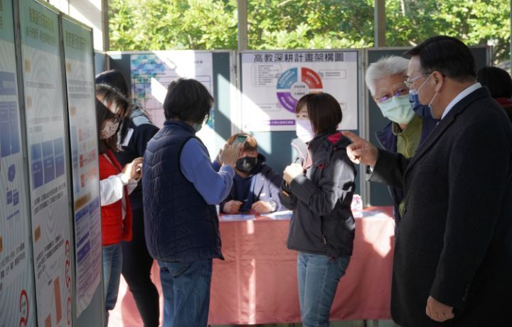 圖/中華大學校長劉維琪驗收高教深耕計畫成果時，期許全體教職員在過去的基礎上繼續精進，把品質做得更好。