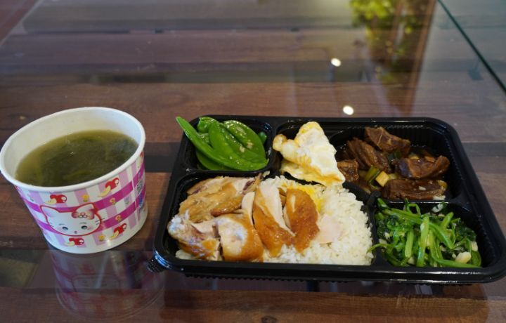 圖/Lago Bistro湖畔餐廳重新開張第一天,校長劉維琪就搶得頭香,特別訂購200元便當來品嚐五星級的好滋味。