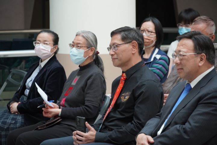 圖/中華大學人文社會學院院長簡曉花(左)和藝文中心主任唐曉蘭(左2)都到場觀禮,祝福劉春生攝影個展圓滿成功。