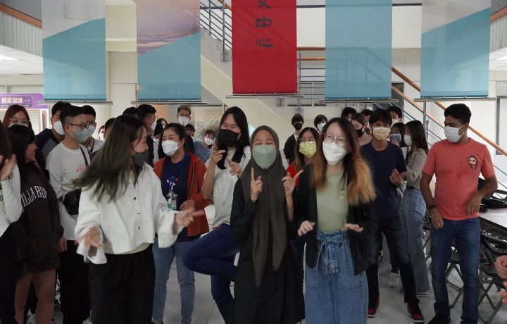 圖/國際咖啡節活動一開場就讓外籍生分組勁歌熱舞暖身。