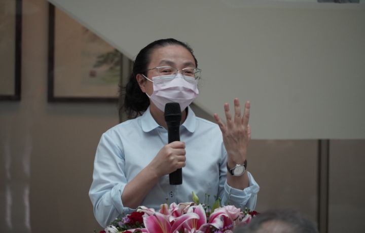圖/人文社會學院院長簡曉花希望元宇宙藝術走廊的開幕，讓來賓體驗一場不同於傳統的視覺饗宴。