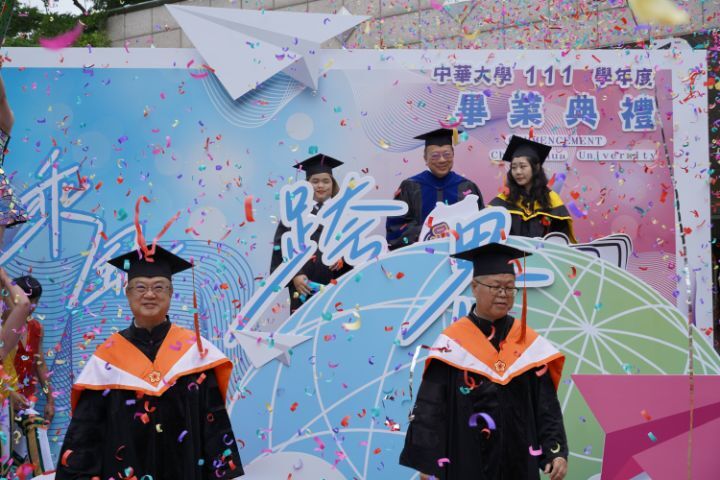 圖/中華大學今年畢業主題為「乘風跨界」，祝福所有畢業生展翅高飛。