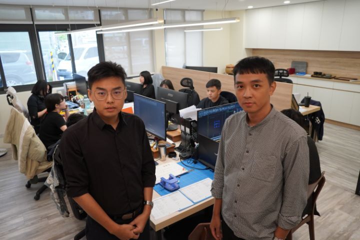 圖/王皓威（右）與古育瑋（左）是中華大學建築系的同班同學，2人一起在事業上打拚，也不忘本回饋母校學弟妹。