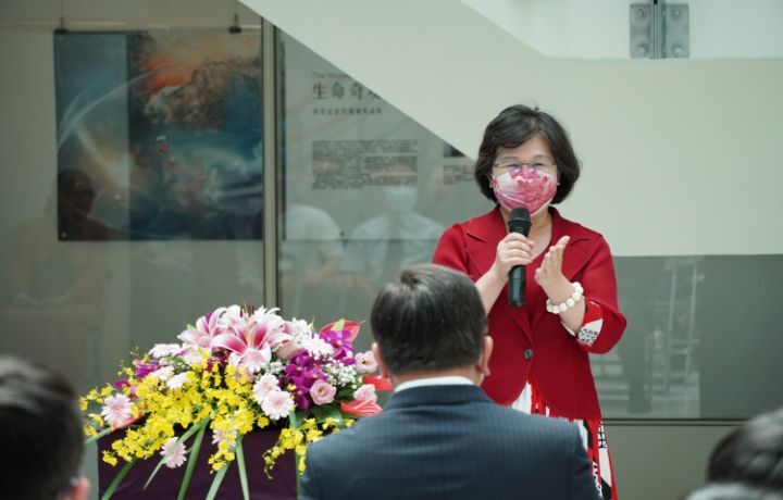  圖/通識中心主任梁美惠表示，學校對藝術相當重視，不僅有自己的藝文中心，還特別聘請國際級藝術家巫登益來當學校的榮譽教授。