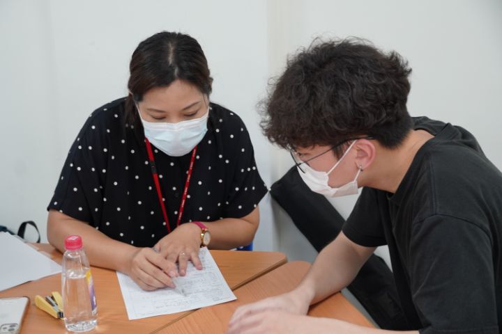 圖/中華大學人社院周上舉行的就業學程就業博覽會，有學生當場就填寫履歷面試。