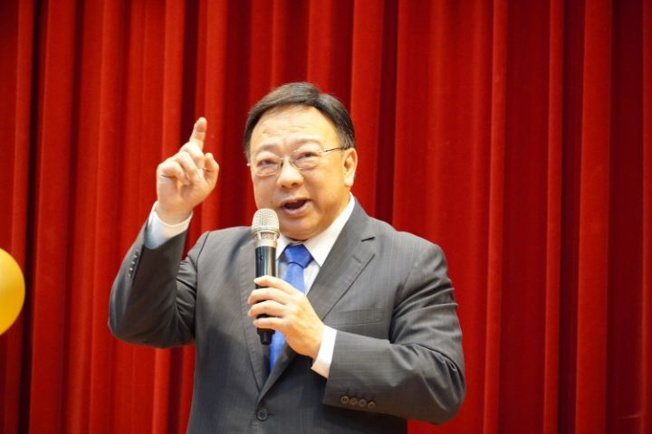 圖/中華大學校長劉維琪以校門口「CHU LOVE U」裝置藝術所代表意義來勉勵同學，並盛讚華東師生充滿熱情與活力。