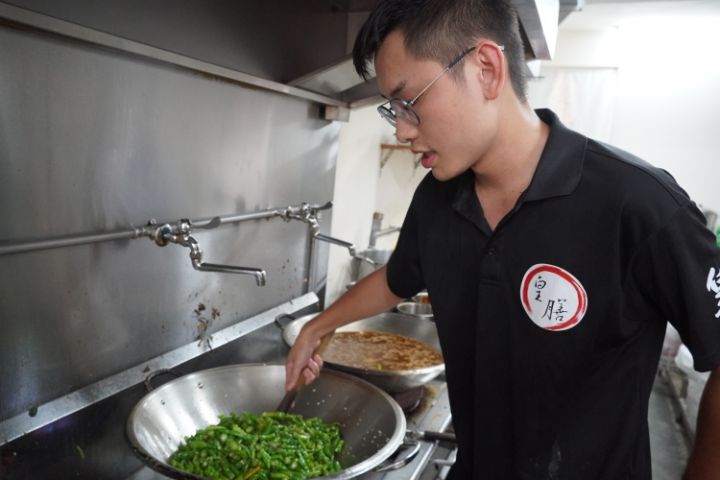 圖/鄒維宸負責擔任便當店的主廚，目前最高紀錄曾一次準備1200個便當，凌晨2點就開始在店裡忙碌。