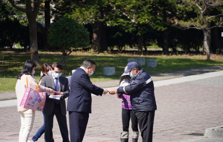 圖/校長劉維琪走訪校園各個角落,慰勞所有教職員。