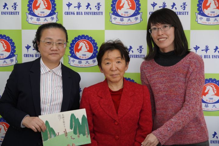 圖/中華大學人文社會學院院長簡曉花(左)、日本山陽學園大學教授山根智惠(中)和應日系主任魏志珍是多年老友,一起推動2校學生互訪交流。