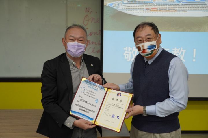 圖/中華大學管理學院院長裴文(左)感謝台北捷運公司董事長趙紹廉(右)利用假日撥空蒞校演講,讓師生受益良多。