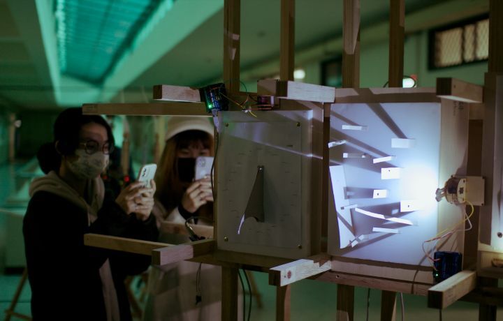 圖/光影與程式應用創作是透過Arduino控制光點位置來改變光影變化。