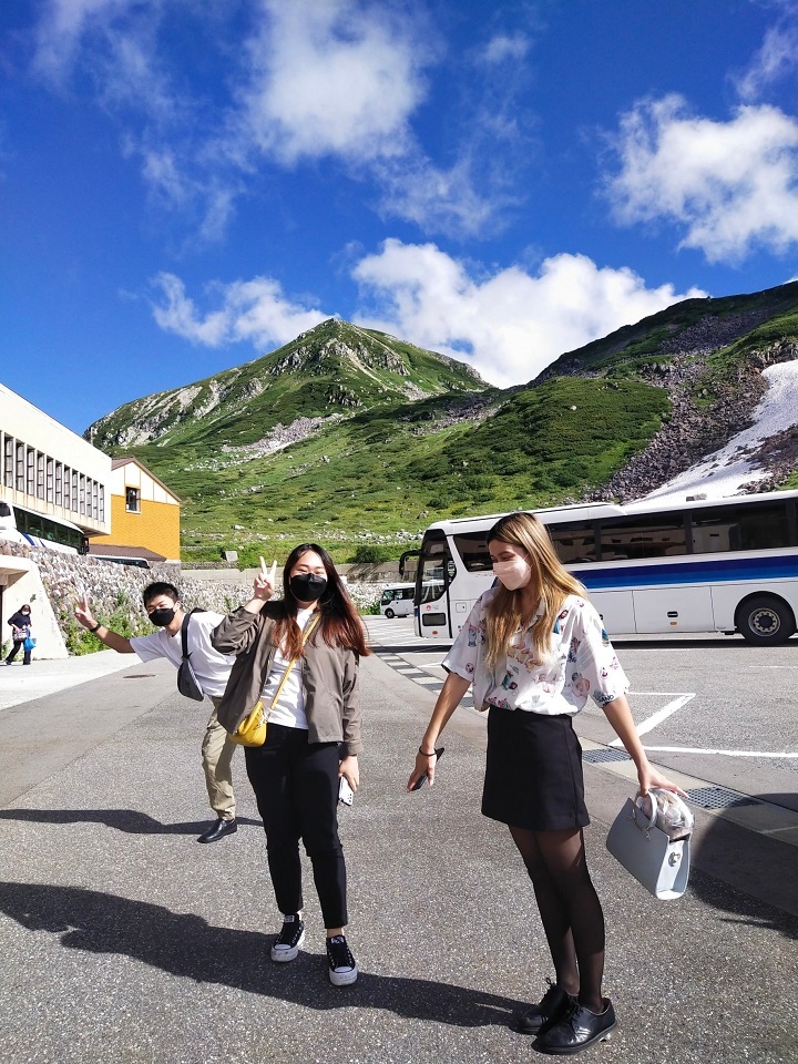 圖/學生在日本富山縣立山町黑部實習，每天光是上下班通車就要花6個小時。
