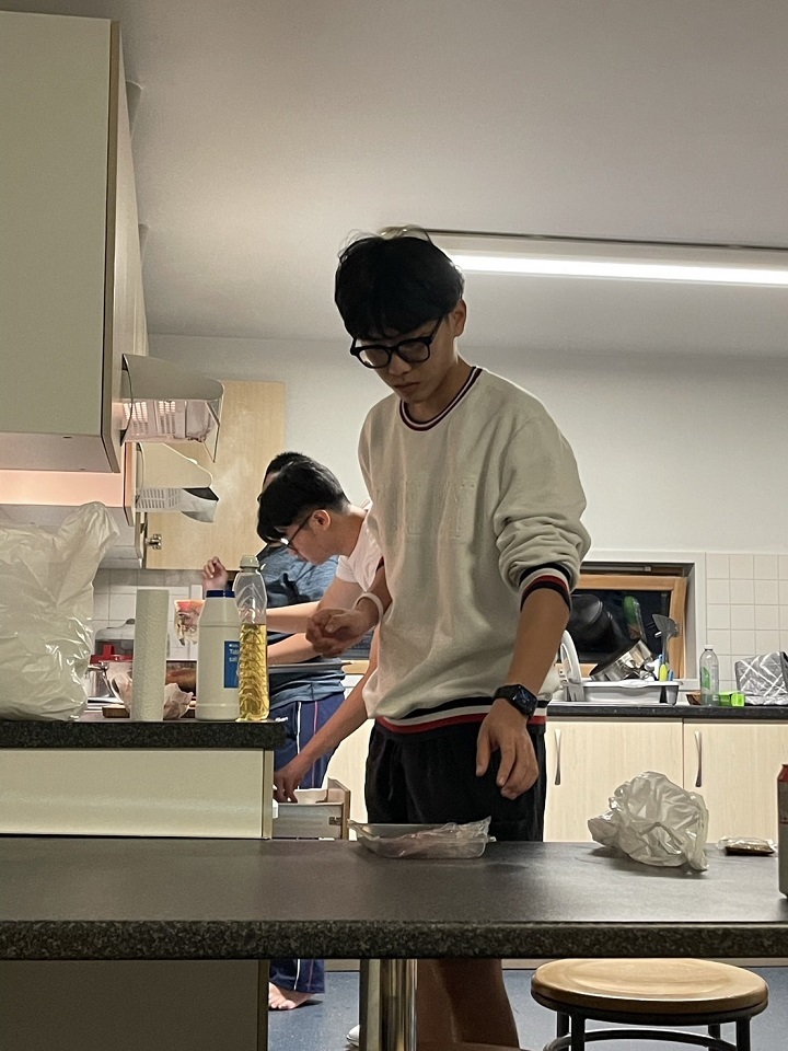 圖/中華大學管理學院英國西英格蘭大學企業管理雙學士學位學程大四生,赴英留學收穫豐富,同學偶爾會聚在一起煮東西吃。