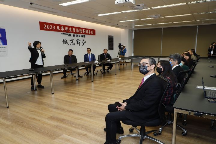 圖/發起此次AI競賽的輔仁大學物理系教授張敏娟(左1)在開幕式中宣布「2023未來學生智慧競賽」正式開跑,報名投稿從即日起到4月24日截止。(圖﹕淡江大學提供)