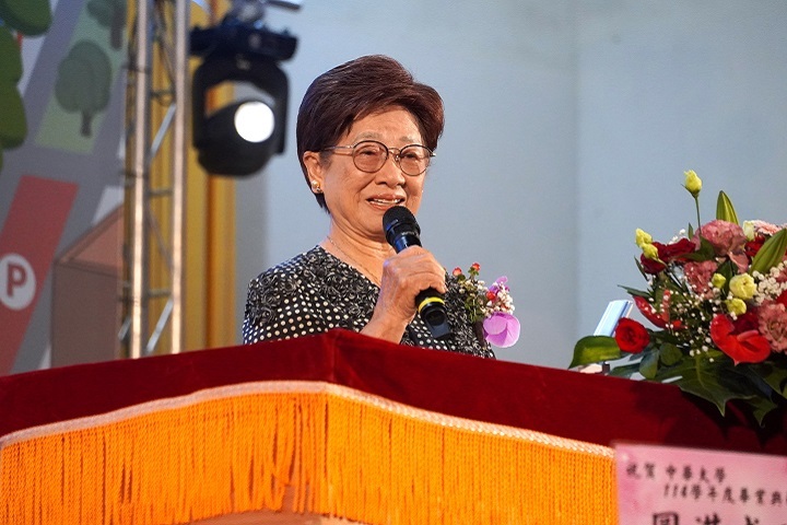 董事長楊洪秋霞說明學校轉型方向,強調延續教育使命與中華精神。