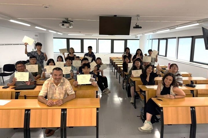 圖／學生到西班牙巴塞隆納自治大學（Universitat Autonoma de Barcelona）上課，了解西班牙當地歷史文化與藝術發展相關，上台報告心得獲得結業證書一張。