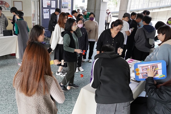 圖／中華大學餐旅系日前舉辦「青旅就業學程成果展」團隊展現出為青旅製作的影片、設計精彩遊戲等等，也吸引許多民眾前來共襄盛舉。