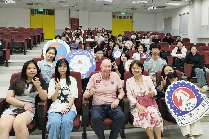 中華大學邀請APIEM主席David Hind（前排左3）來訪，透過講座與交流深化國際合作，打造與世界接軌的學習環境。
