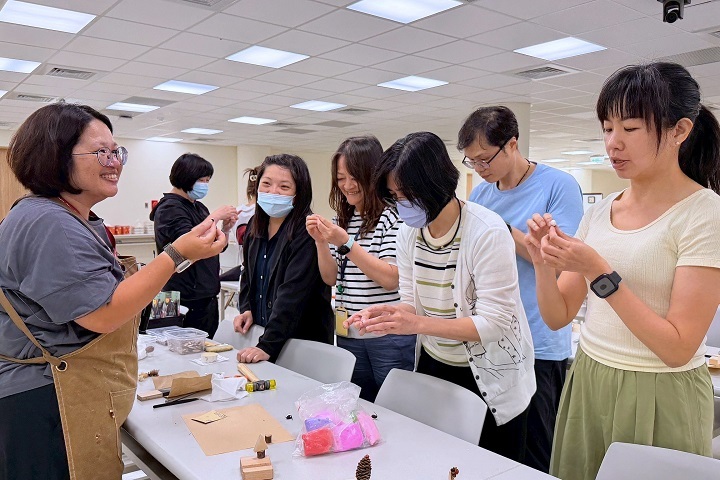中華大學講師兼驛動新埔計畫案專員葉慈青(左)解說天然種子與生態知識,引導企業員工認識環境永續價值。