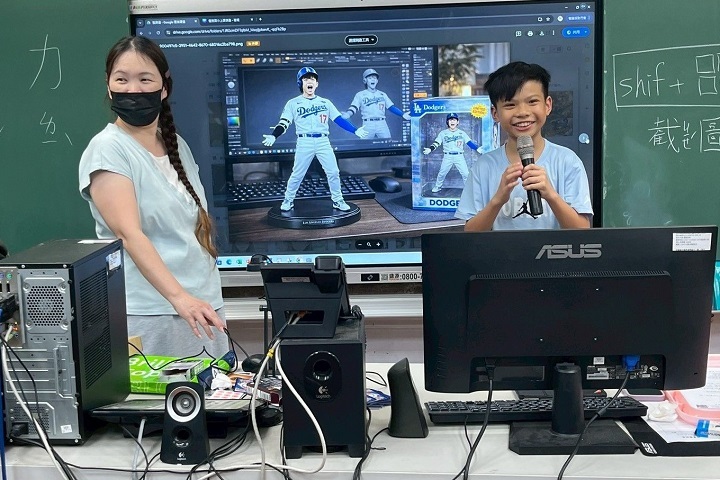 學童站上台前展示自己完成的 AI 創作成果，從設計到分享，展現滿滿自信與成就感。