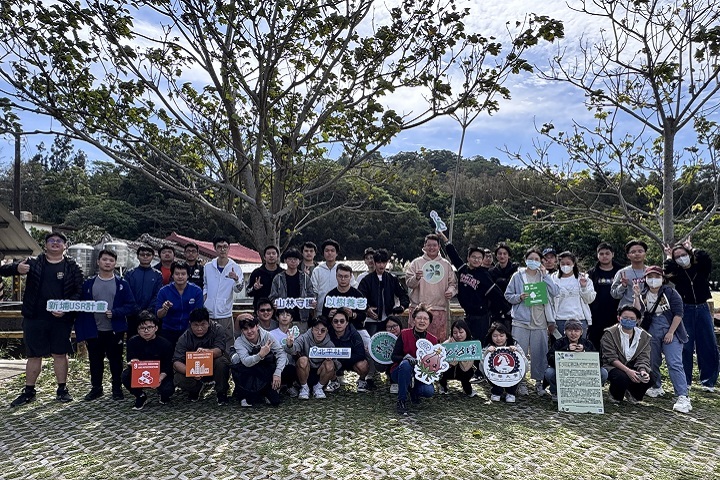 土木工程學系學生於新埔鎮北平社區進行竹筧工作坊,從實作中學習,展現專業學習結合地方文化與社會責任的教學成果。