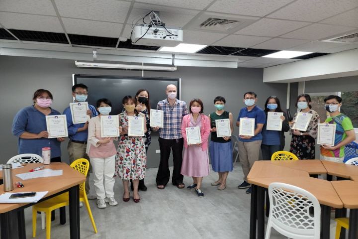 圖/EMI種子教師工作坊結訓後會頒發證書，鼓勵老師持續學習精進。