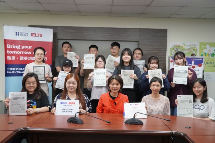 圖/中華大學觀光學院與英國桑德蘭大學合辦的國際觀光與酒店管理雙學士學位學程,採全英語教學,入學2張學生證,畢業2張畢業證書。