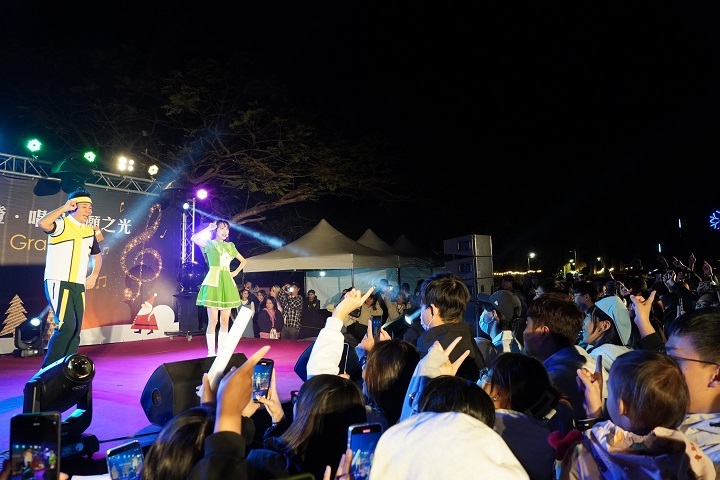 學生熱情應援，掌聲與歡呼聲響徹校園，感恩夜星光閃耀。