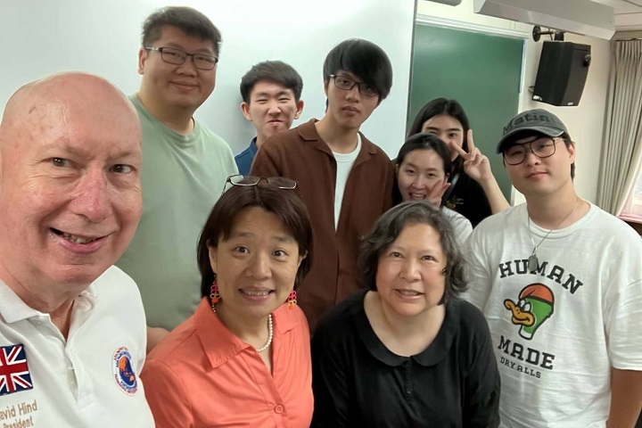 觀光學院院長張馨文（前排左2）指出，APIEM長期助力中華大學提升國際認證與多元學習環境。