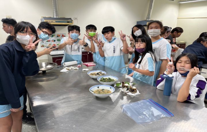 圖/內湖國中學生在廚師的帶領下，烹煮芥蘭松阪豬和麻油蛤蠣松阪豬，並一起品嘗美味的在地食材。