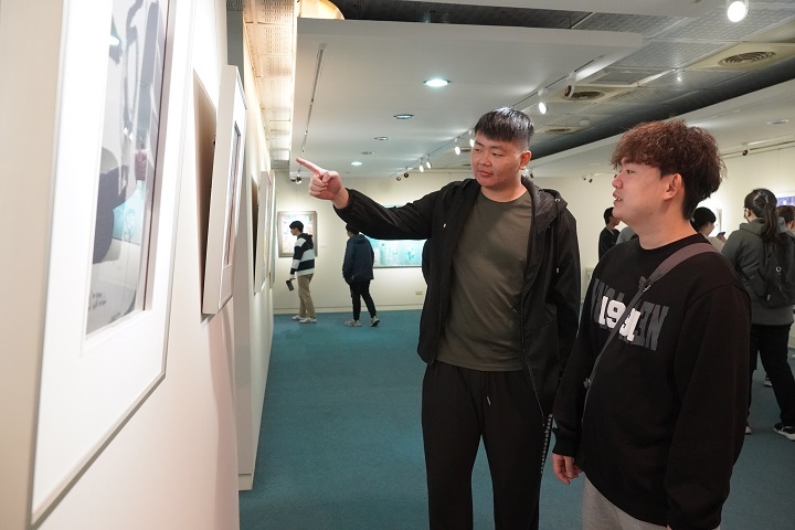圖/學生們參觀畫展,彼此分享、交流賞畫心得。