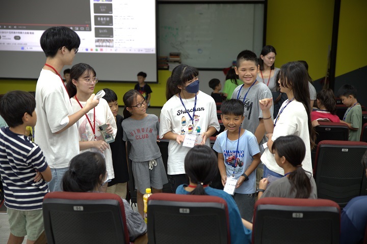 中華大學資訊志工社、應用日語學系學會、資訊工程系學會及電腦維修社等學生跨域合作，分別運用自身所學，為學童提供創新教育。