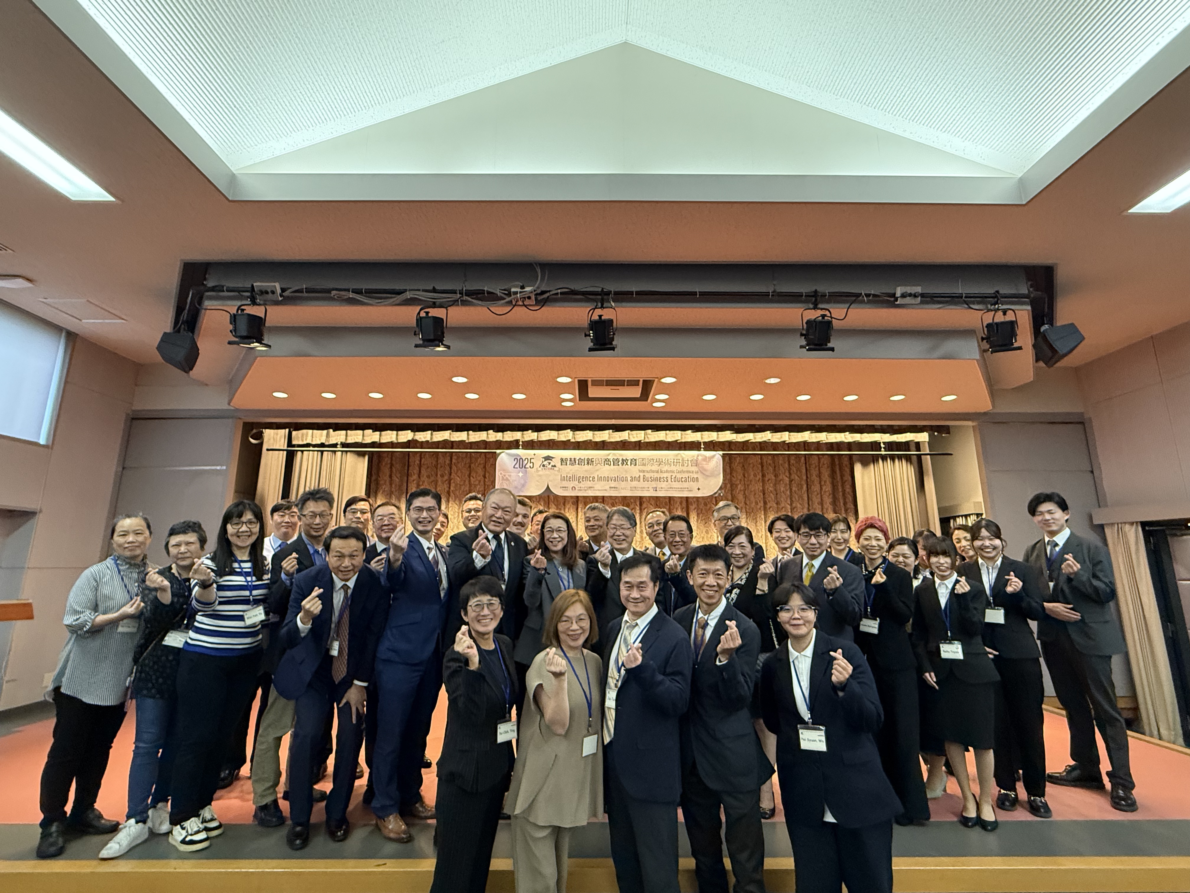 圖 / 中華大學管理學院於日本名古屋短期文化大學（Nagoya Future Culture College, NFCC），舉辦「2025智慧創新與商管教育國際研討會」，吸引各國專家學者參與。