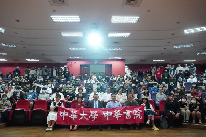 圖/中華大學成立的中華書院每學期都會邀請榮譽書院長錢復舉辦大師講座來勉勵同學。