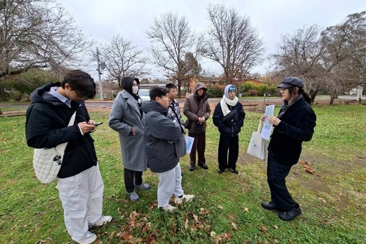 學生深入生態工程基地進行調查,實地學習環境規劃與永續發展策略。