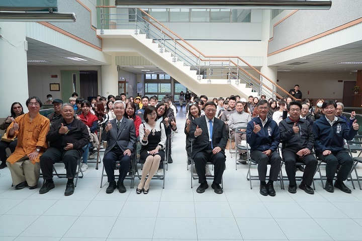 貴賓與師生於「智在點─靜觀其變」開幕茶會同框留影，共同為康美智老師個展揭開序幕，見證藝術在華大校園綻放的美學能量。