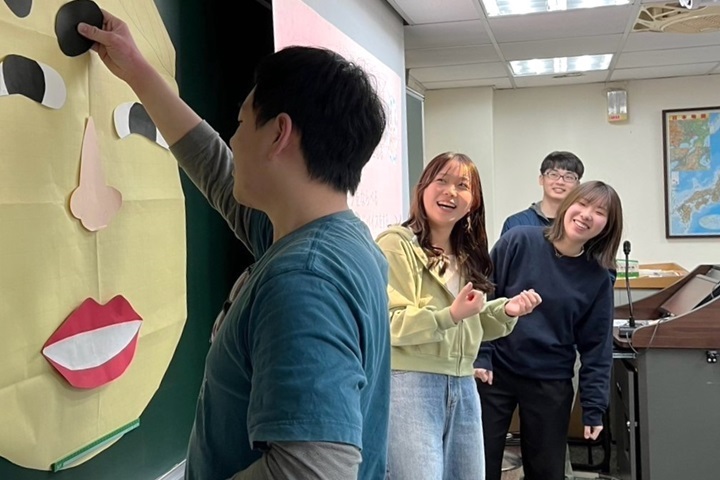 圖／兩校的學生藉由語言課程、上台簡報等方式，增添學習的樂趣。