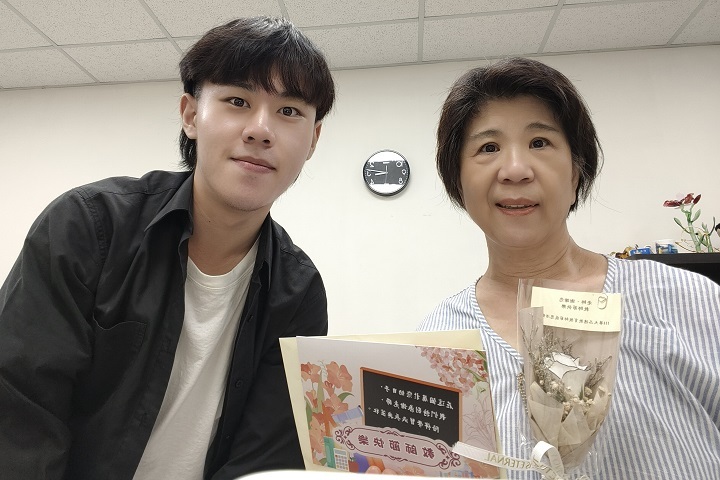 工業產品設計學系老師杜嘉琪（右）收到資訊工程學系學生胡智盛的感謝花束與卡片，表示教學的回饋是最珍貴的鼓勵。